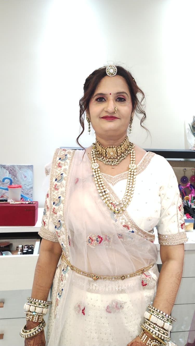 Makeup artist image 2