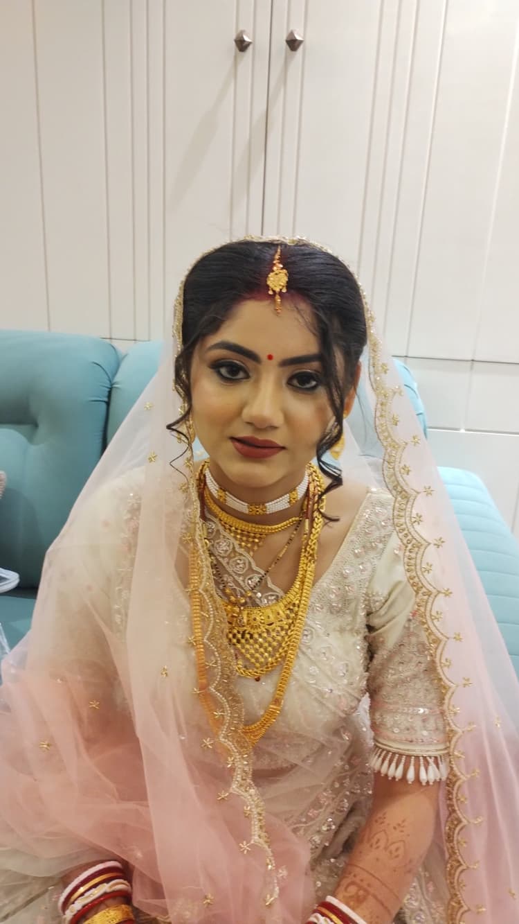 Makeup artist image 4