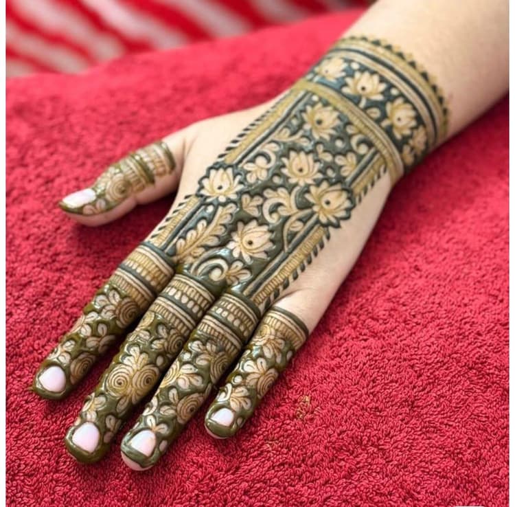 Mariam shagun Mehndi image 9