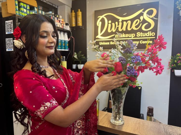 Divine Makeup Studio Unisex Saloon & Academy Center image 2