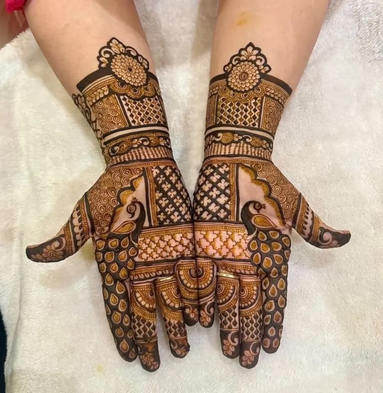 Arun Mehndi Art & Classes / Best Mehandi Artist in Mumbai image 11