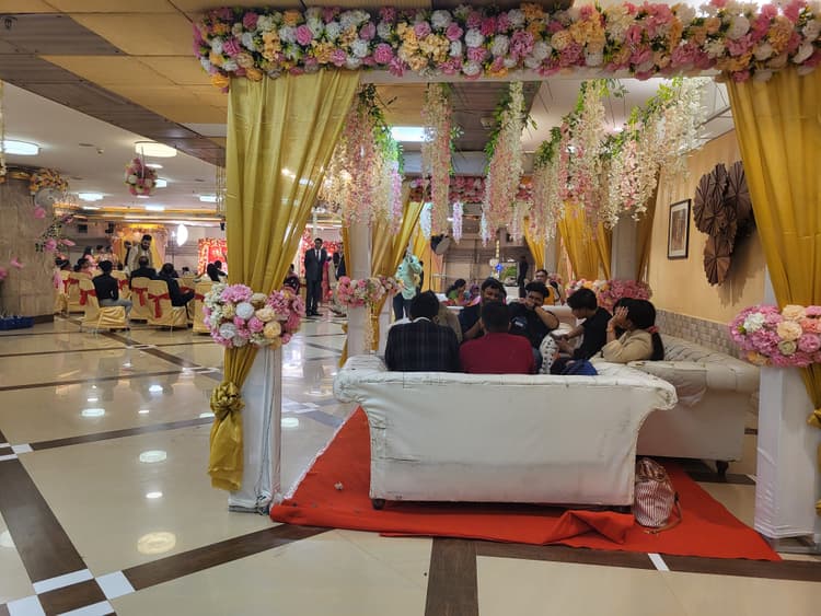 Balaji Utsav Banquets | Marriage Hall, Party Hall, Birthday Party Hall, Engagement Venue image 1