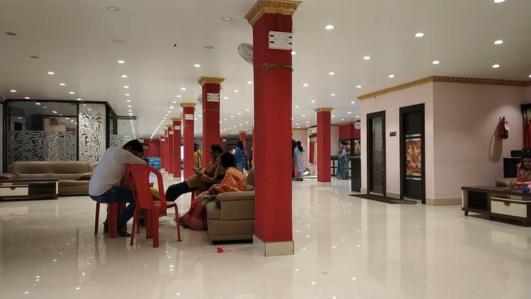 Calcutta Queen image 3