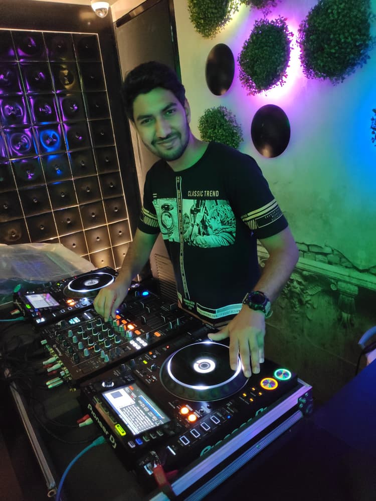 DJ Aakash Burman image 4