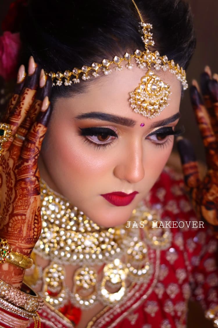 Monisha’s Makeover & Academy image 10