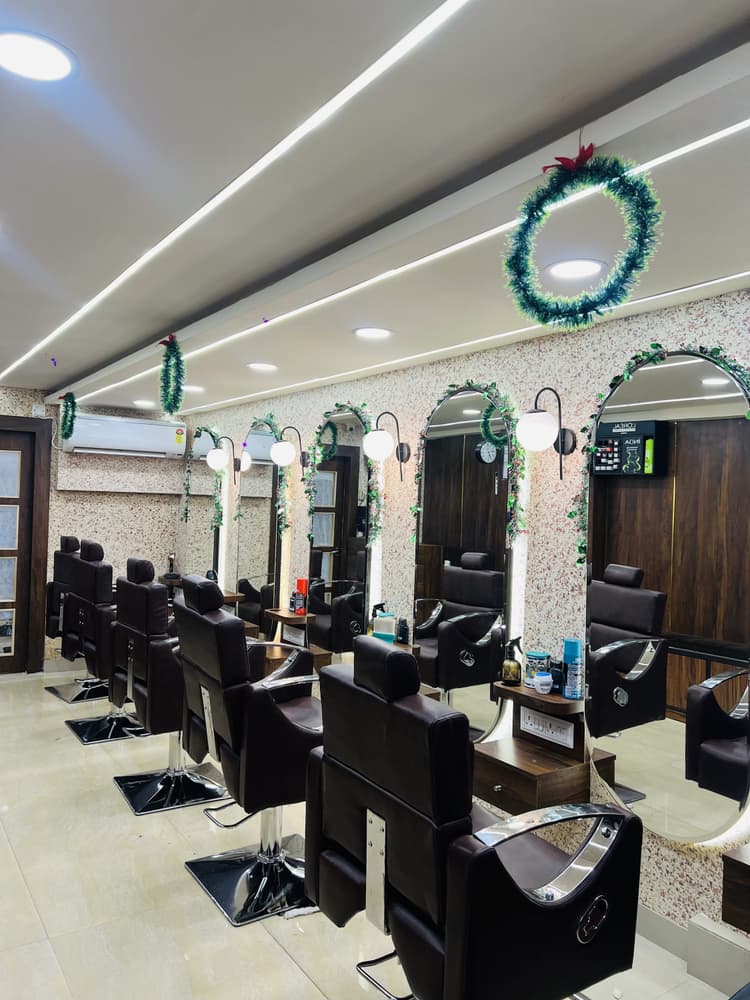 Naturals Salon image 8