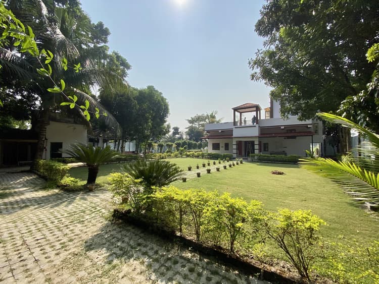 Navnir Farms & Banquets image 11