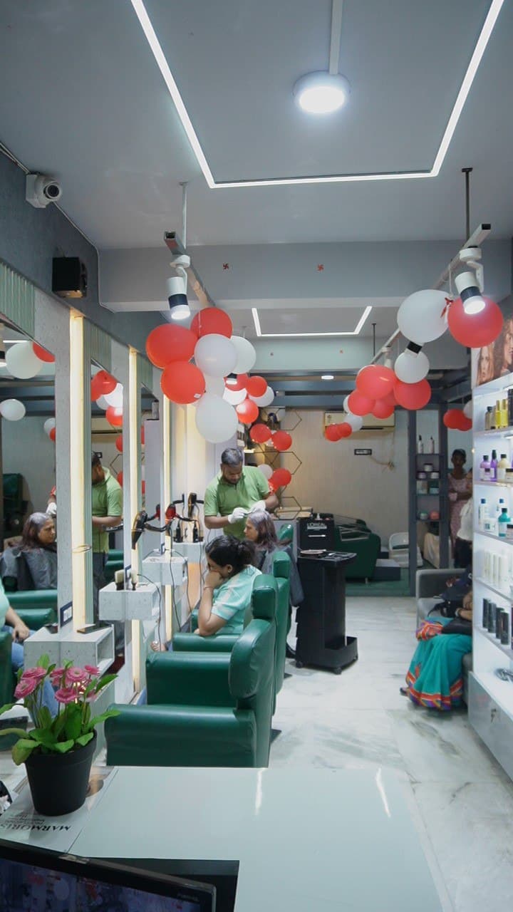 Retro lush makeup studio image 7