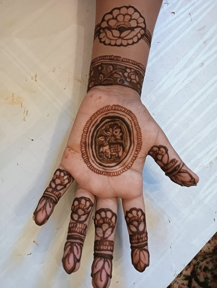 SUJATA'S MEHENDI STUDIO AND TRAINING image 41