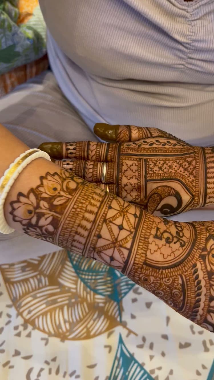SUJATA'S MEHENDI STUDIO AND TRAINING image 80