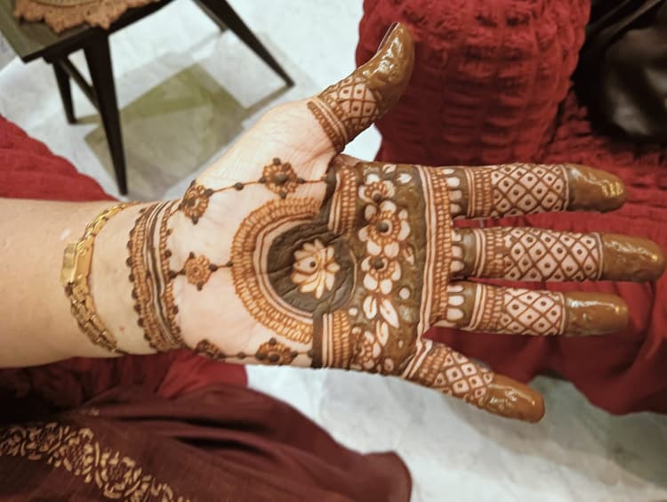 SUJATA'S MEHENDI STUDIO AND TRAINING image 81