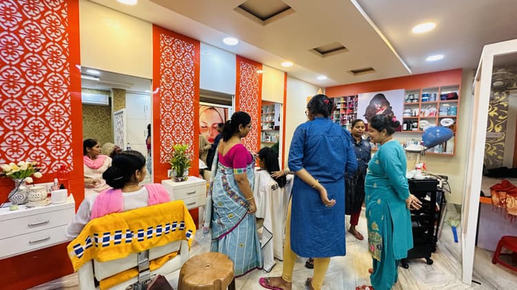Tannu'z Makeup Studio & Academy image 9