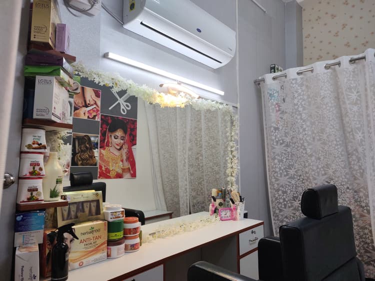 Touch Me Ladies Beauty Parlour image 6