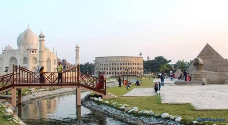 Urvi Banquets & Guest House image 9