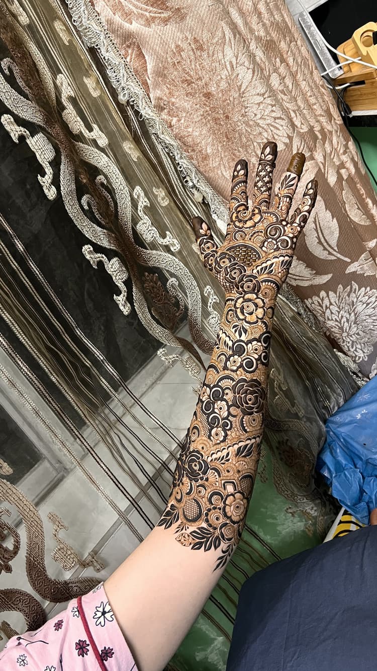 Vicky Mehandi artist image 6