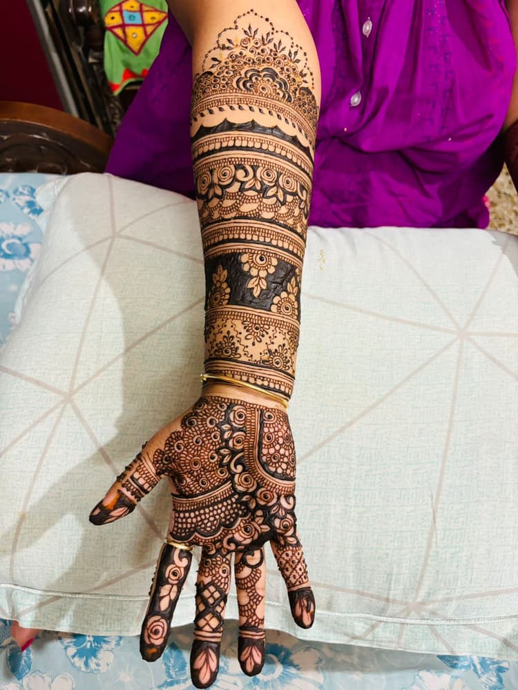 Vicky Mehandi artist image 8